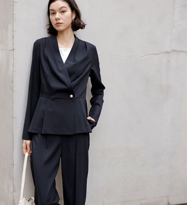 GeeRA（ジーラ）の「【２点セット】パールボタンペプラムプリーツブラウスセットアップ（その他スーツ）」｜詳細画像