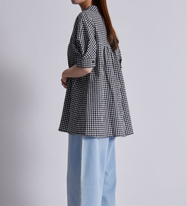 BELLUNA（ベルーナ）の「サッカー素材後ろボタンデザインブラウス（ブラウス）」｜詳細画像