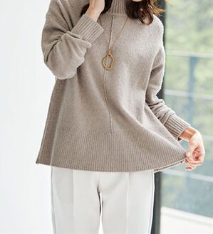 BELLUNA（ベルーナ）の「オーガニックコットン混バックスリットニット（ニット・セーター）」｜モカ