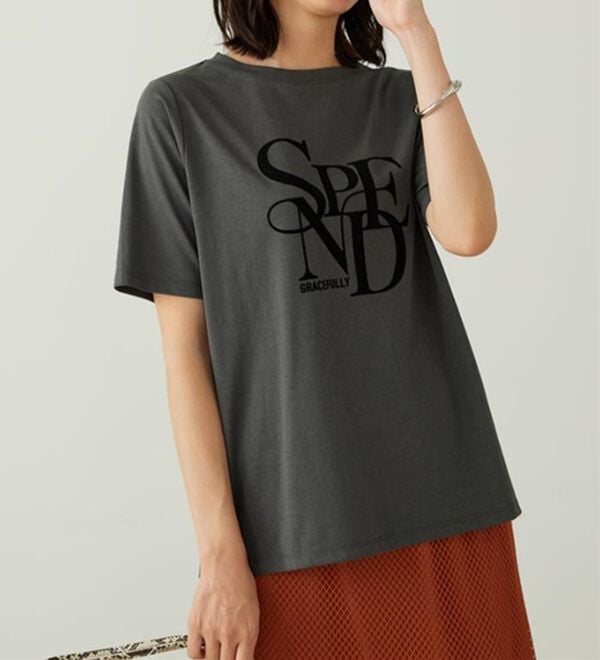 BELLUNA（ベルーナ）の「フロッキープリントロゴプルオーバー（カットソー）」｜チャコール