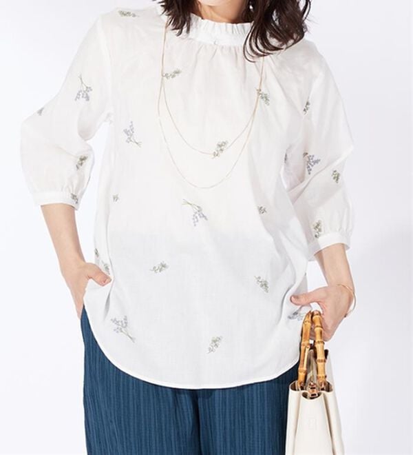 BELLUNA（ベルーナ）の「綿100％とび花刺しゅうブラウス（ブラウス）」｜詳細画像
