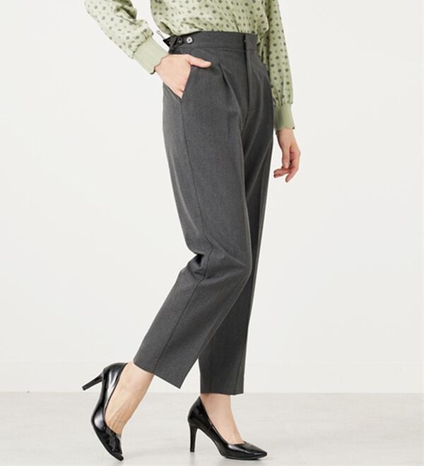BELLUNA（ベルーナ）の「こっそりおなかがラクラク！ボタン使いウエスト調整テーパードパンツ（テーパードパンツ）」｜詳細画像