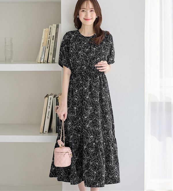 alotta（アロッタ）の「線画タッチ花柄ギャザー切替ワンピース（プリントワンピース）」｜ブラック系花柄