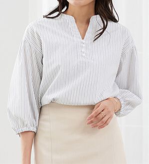 BELLUNA（ベルーナ）の「ラメストライプ素材パール使いブラウス（ブラウス）」｜細ストライプ