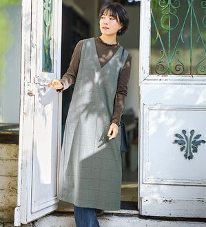 BELLUNA（ベルーナ）の「《ＨｕｇＲｅａｍコットン》Ｖネックジャンパースカート（ジャンパースカート）」｜グレー系チェック