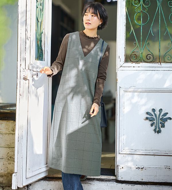 BELLUNA（ベルーナ）の「《ＨｕｇＲｅａｍコットン》Ｖネックジャンパースカート（ジャンパースカート）」｜グレー系チェック