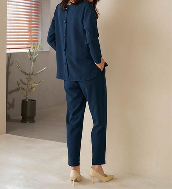 RANAN（ラナン）の「【選べるデザイン】楽してきれい見え！セットアップ（ブラウススーツ）」｜ネイビー(バックボタン)