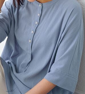 BELLUNA（ベルーナ）の「綿１００％ワッシャー素材ゆったりドルマンブラウス（ブラウス）」｜ブルーグレー