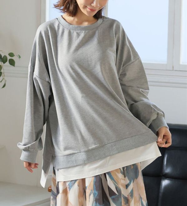 A HAPPY MARILYN（アハッピーマリリン）の「【Ｌ～１０Ｌ】ゆるっと楽ちん！着ぶくれ回避の　重ね着風　ミニ裏毛　プルオーバー（カットソー）」｜グレー／オフ