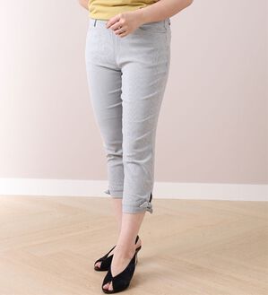 BELLUNA（ベルーナ）の「美脚ストレッチ裾リボンクロップドパンツ（クロップドパンツ）」｜細ストライプ
