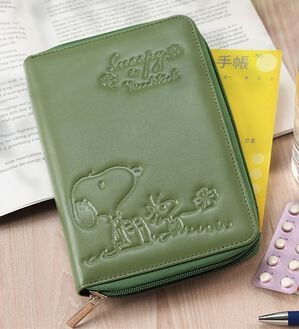 「スヌーピー本革お薬手帳カバー（財布・パスケース）」｜オリーブ