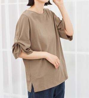 Viola e Viola（ヴィオラ エ ヴィオラ）の「綿１００％袖タックＴシャツ（Tシャツ）」｜モカ