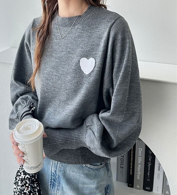 GeeRA（ジーラ）の「ハート刺繍ボリューム袖ニット（ニット・セーター）」｜グレー