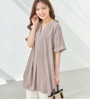 alotta（アロッタ）の「スキッパーとろみブラウスチュニック（ブラウス）」｜グレージュ