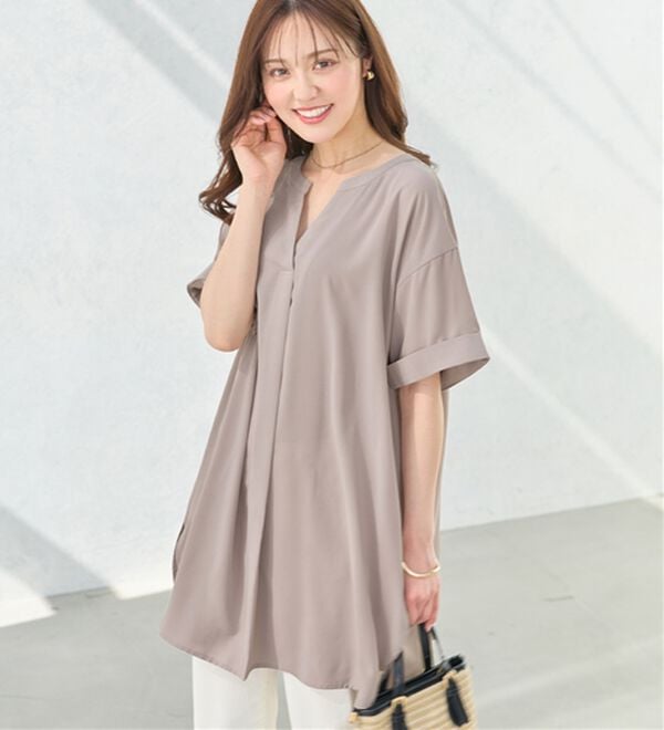 alotta（アロッタ）の「スキッパーとろみブラウスチュニック（ブラウス）」｜グレージュ