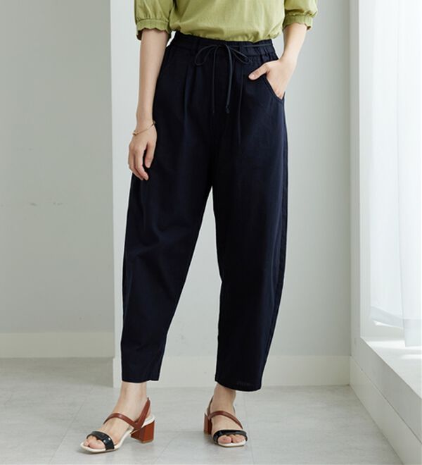 BELLUNA（ベルーナ）の「綿スラブ素材タックデザインコクーンパンツ（フルレングスパンツ）」｜ネイビー