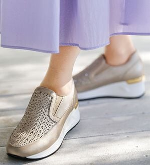 BELLUNA（ベルーナ）の「４Ｅ厚底ビジュースリッポン（スリッポン）」｜ベージュ