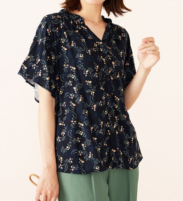 BELLUNA（ベルーナ）の「レーヨン素材袖フレアーブラウス（ブラウス）」｜ネイビー系花柄