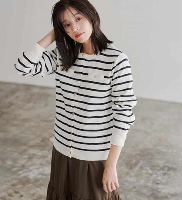 Pierrot（ピエロ）の「上品見えスポンジニットゴールドボタンカーディガン（ニットカーディガン）」｜詳細画像