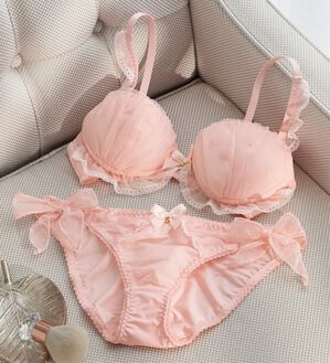 YU'NOW（ユナウ）の「ぷるるん谷間のノンワイヤーブラ＆ショーツ（ブラジャー＆ショーツセット）」｜ベビーピンクチュールリボン