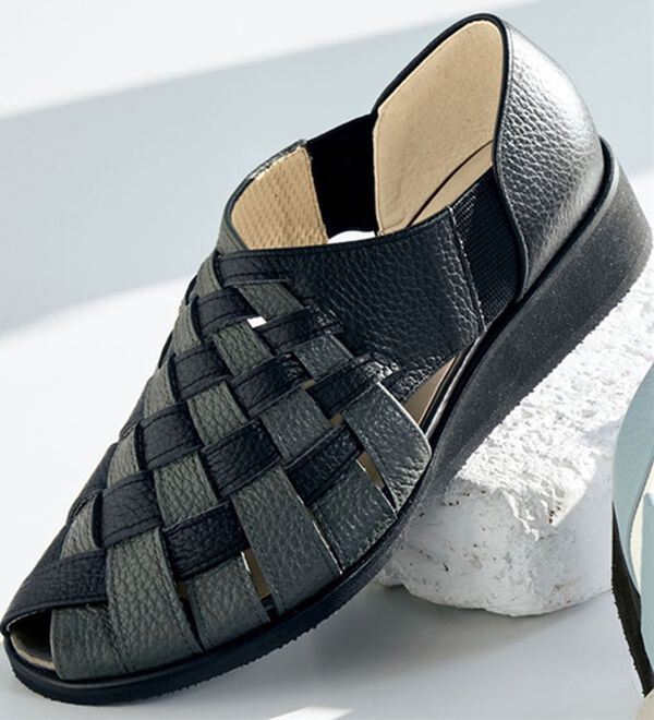 BELLUNA（ベルーナ）の「４Ｅイタリアンレザー編み込みシューズ（サンダル・ミュール）」｜黒／グレー