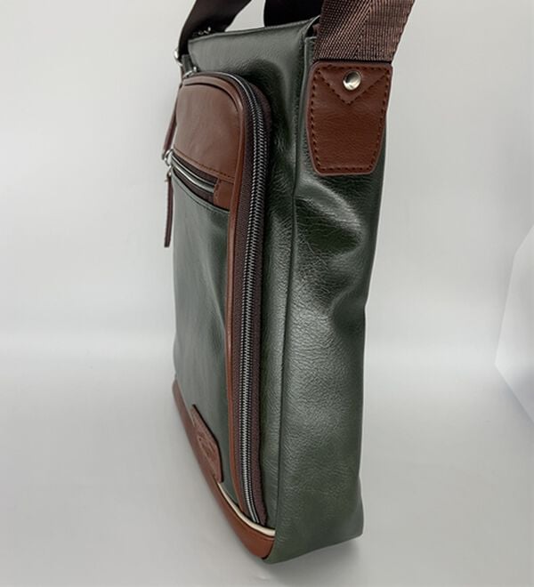 「＜クロコダイル＞トリプルファスナーショルダー（メンズショルダーバッグ）」｜詳細画像