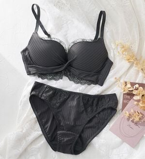 YU'NOW（ユナウ）の「まる胸メイクのちゅるんブラ＆ショーツ（ブラジャー＆ショーツセット）」｜チャコールグレー