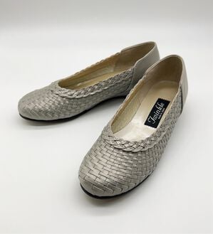 BELLUNA（ベルーナ）の「４Ｅ牛革編み込みメッシュパンプス（パンプス）」｜シルバー