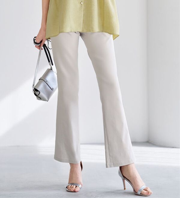 BELLUNA（ベルーナ）の「美脚見せ！冷感ストレッチフレアパンツ（フルレングスパンツ）」｜ライトグレー