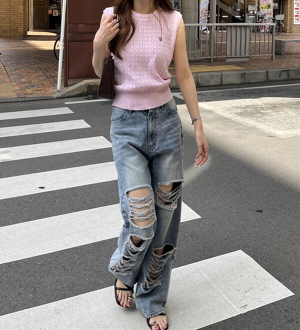 GeeRA（ジーラ）の「ケーブル編み刺しゅうノースリニット（ベスト）」｜詳細画像