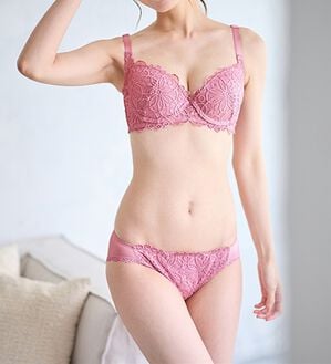 LAVIENNE（ラヴィエンヌ）の「レーシー脇高スッキリブラ＆ショーツ（ブラジャー＆ショーツセット）」｜ラベンダー