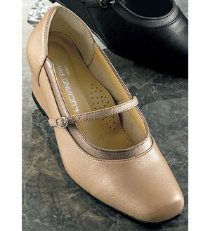 BELLUNA（ベルーナ）の「４Ｅ山羊革ベルト付配色ラインパンプス（パンプス）」｜シャンパン