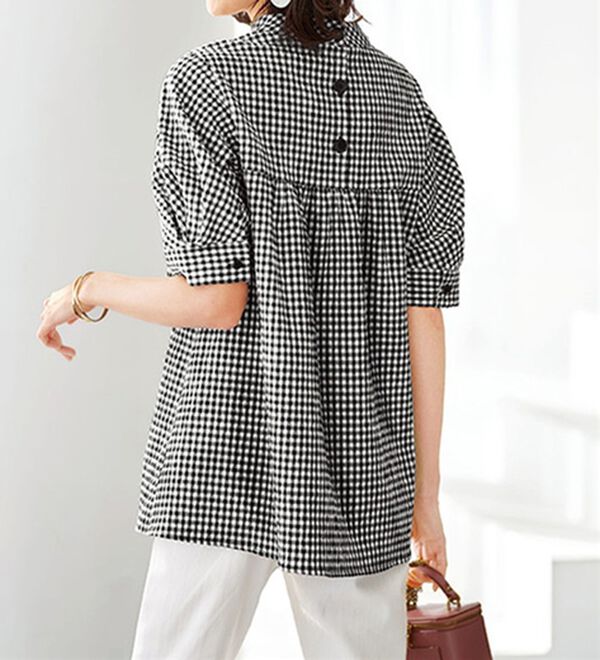 BELLUNA（ベルーナ）の「サッカー素材後ろボタンデザインブラウス（ブラウス）」｜黒系ギンガム