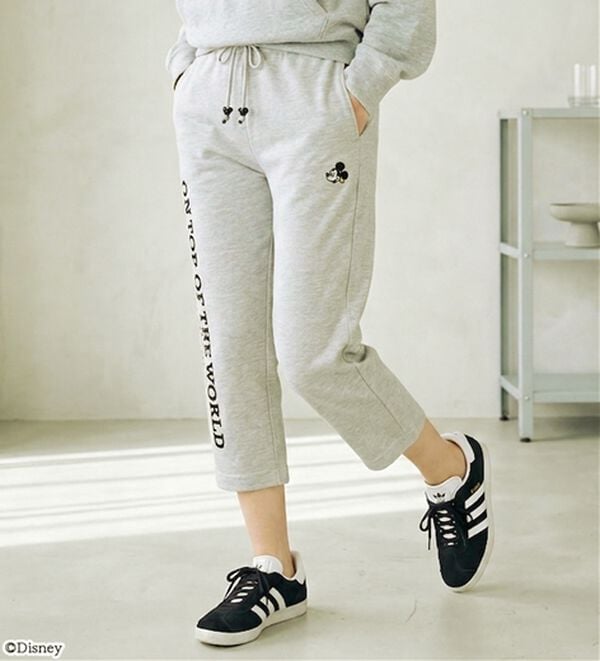 「＜Ｄｉｓｎｅｙ＞【ミッキー】裏メッシュ刺しゅう使いクロプトパンツ（その他パンツ）」｜モクグレー