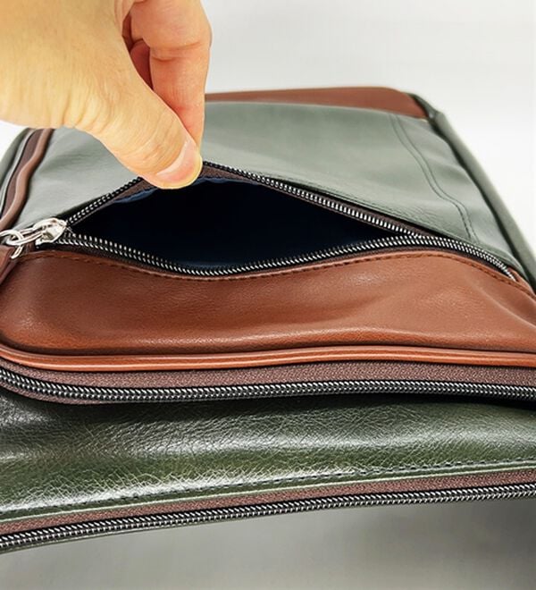 「＜クロコダイル＞トリプルファスナーショルダー（メンズショルダーバッグ）」｜詳細画像