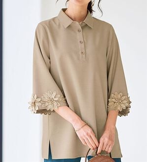BELLUNA（ベルーナ）の「花咲くモチーフ使いブラウス（チュニック）」｜ベージュ