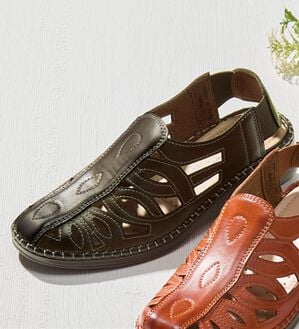 「レザー調カットワークサンダル（サンダル・ミュール）」｜オリーブ