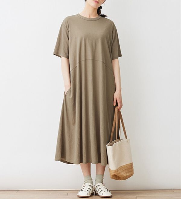 Viola e Viola（ヴィオラ エ ヴィオラ）の「ひんやり冷感バックヘンリーAラインワンピ（その他ワンピース）」｜グレージュ