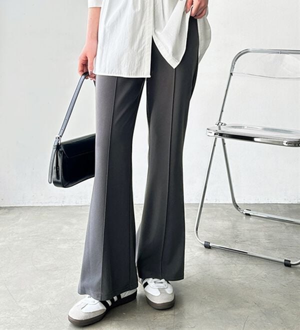 GeeRA（ジーラ）の「センターラインセミフレアカットパンツ（フルレングスパンツ）」｜詳細画像