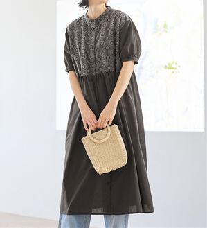 Viola e Viola（ヴィオラ エ ヴィオラ）の「サークル刺しゅう５分袖シャツワンピース（シャツワンピース）」｜チャコール