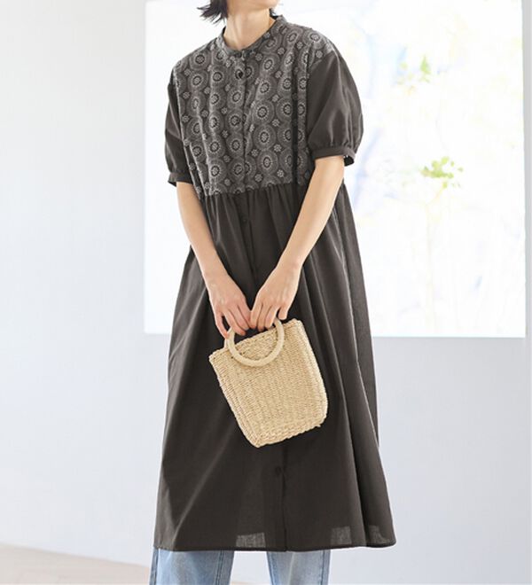 Viola e Viola（ヴィオラ エ ヴィオラ）の「サークル刺しゅう５分袖シャツワンピース（シャツワンピース）」｜チャコール