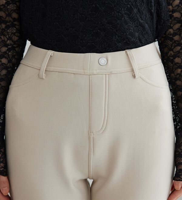 BELLUNA（ベルーナ）の「マシュマロみたいな裏ベロアなめらかストレッチパンツ（フルレングスパンツ）」｜詳細画像