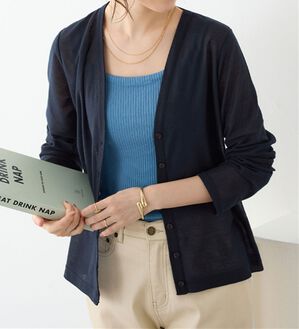 Viola e Viola（ヴィオラ エ ヴィオラ）の「ＶネックベーシックＵＶカーディガン（ニットカーディガン）」｜ネイビー