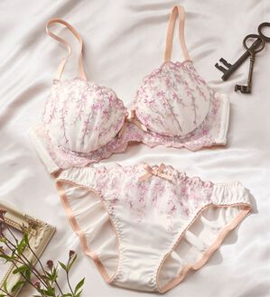 YU'NOW（ユナウ）の「ぷるるん谷間のノンワイヤーブラ＆ショーツ（ブラジャー＆ショーツセット）」｜ホワイト系小花レース