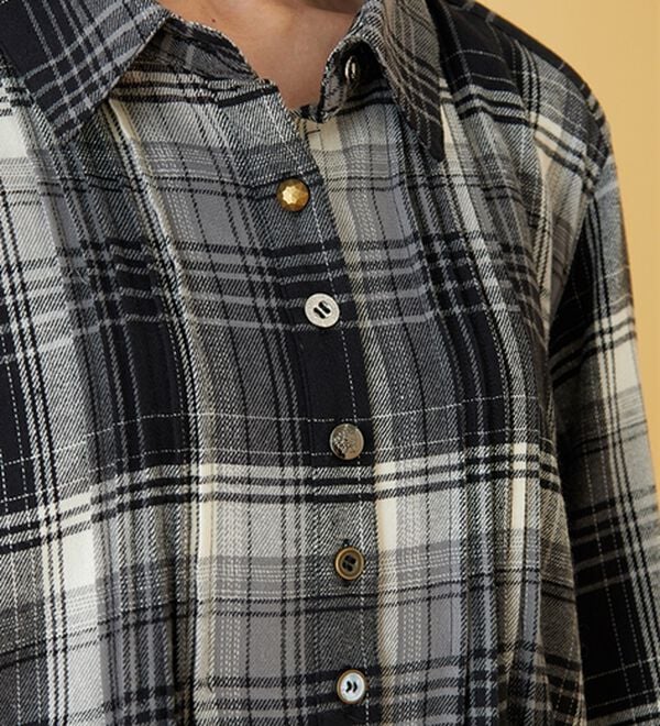 BELLUNA（ベルーナ）の「多ボタン使いチェック柄シャツチュニック（チュニック）」｜詳細画像