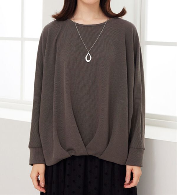 BELLUNA（ベルーナ）の「【新色追加】【2点セット】ネックレス付裾タックデザインプルオーバー（カットソー）」｜詳細画像