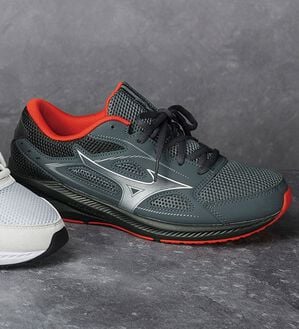 「＜ミズノ＞マキシマイザー（メンズスニーカー）」｜ブラック