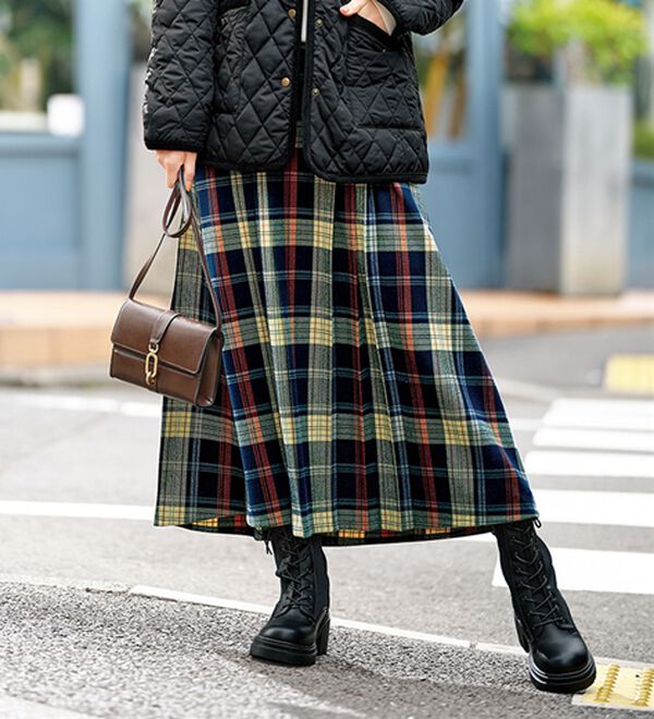 BELLUNA（ベルーナ）の「なめらかウール調タックデザインスカート（ひざ丈スカート）」｜ネイビー×オレンジ