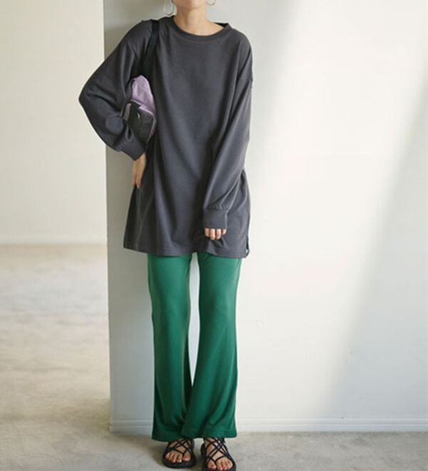 YU'NOW（ユナウ）の「【上下２点セット】バックロゴプルオーバーチュニック＆フレアパンツセット（パジャマ・ルームウェア）」｜詳細画像