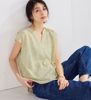 Viola e Viola（ヴィオラ エ ヴィオラ）の「さらさらＥＡＳＹスキッパーフレンチスリーブブラウス（ブラウス）」｜イエロー花柄